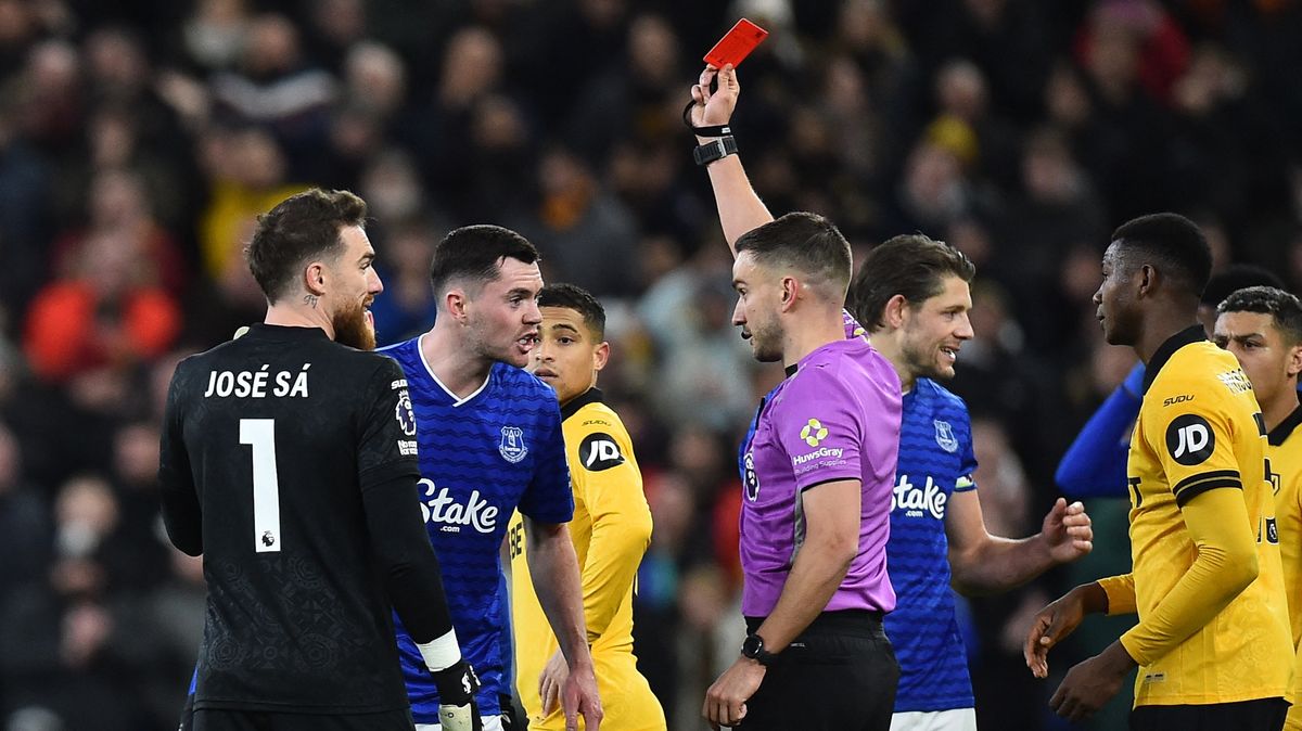 Obránce Evertonu vyfasoval za bizarní faul třízápasový trest